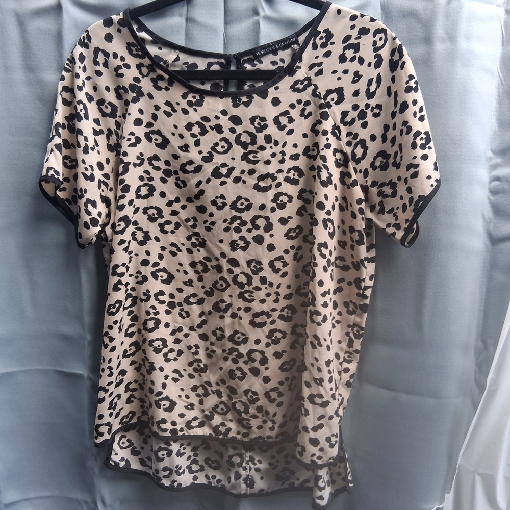 Harlowe & Graham Leopard Print Women's Blouse‎ Medium Short Sleeve Keyhole Back